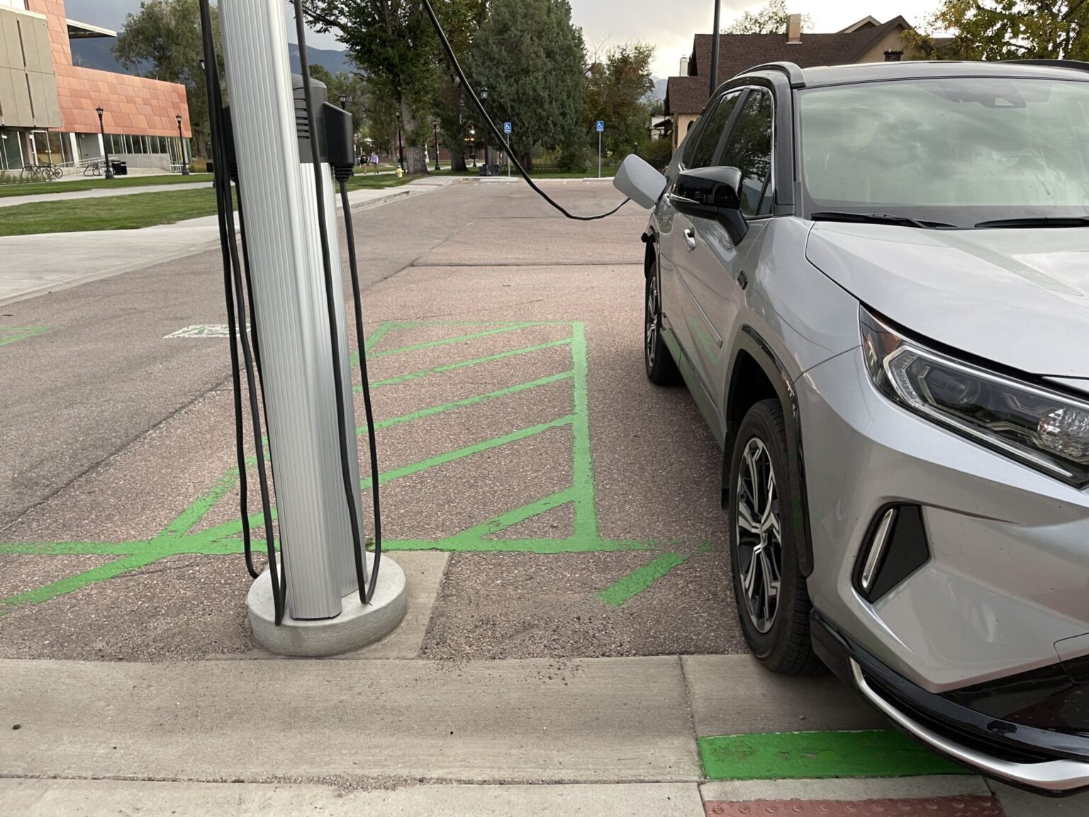 Bill to require electric vehicle charging for new, large residential